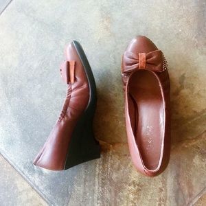 Women Fashionable heel w/ bow tie